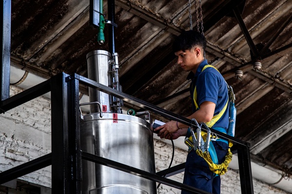 Técnico de Weisz verificando un sistema de medición de líquidos en una planta industrial