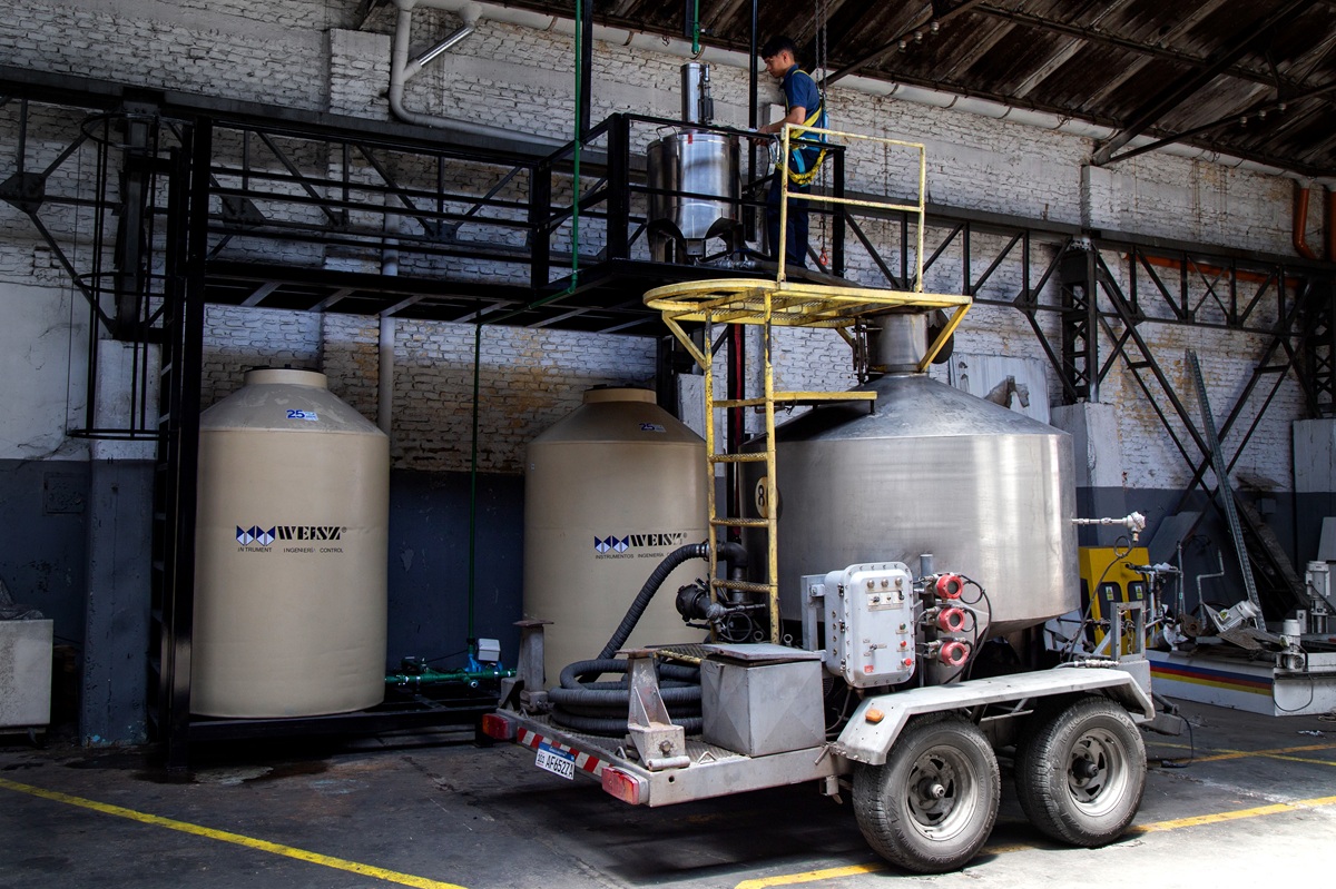 Equipo móvil de calibración de Weisz operando en una planta industrial